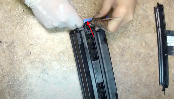 Фото 9. Отгибаем скальпелем часть корпуса по направлению красной стрелки