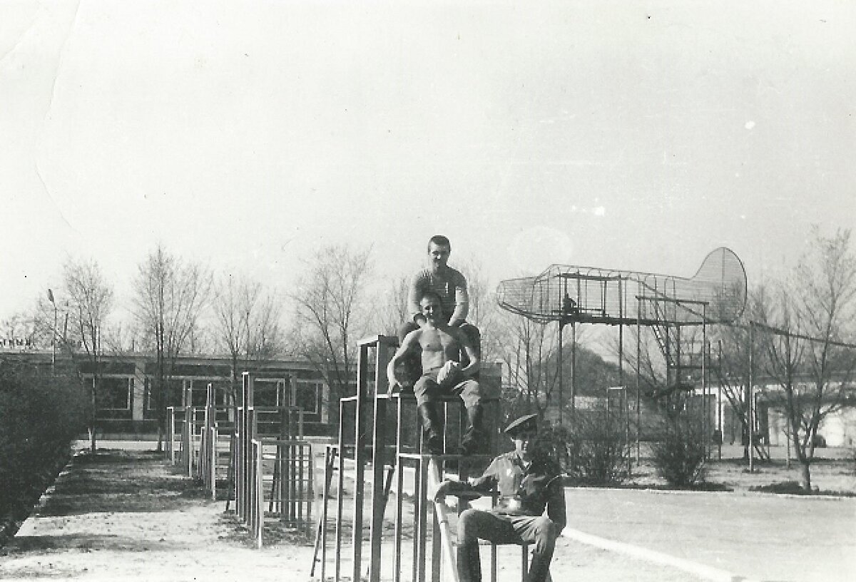 Фергана. 1978 год. Однополчане автора на парашютно-десантном городке части.