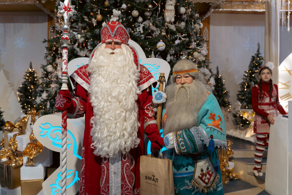    Северный волшебник Ямал Ири подарил Деду Морозу в день рождения 2 настольные игры