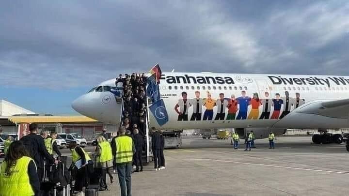 Самолёт, на котором прилетели в Катар немецкие болельщики нетрадиционной ориентации