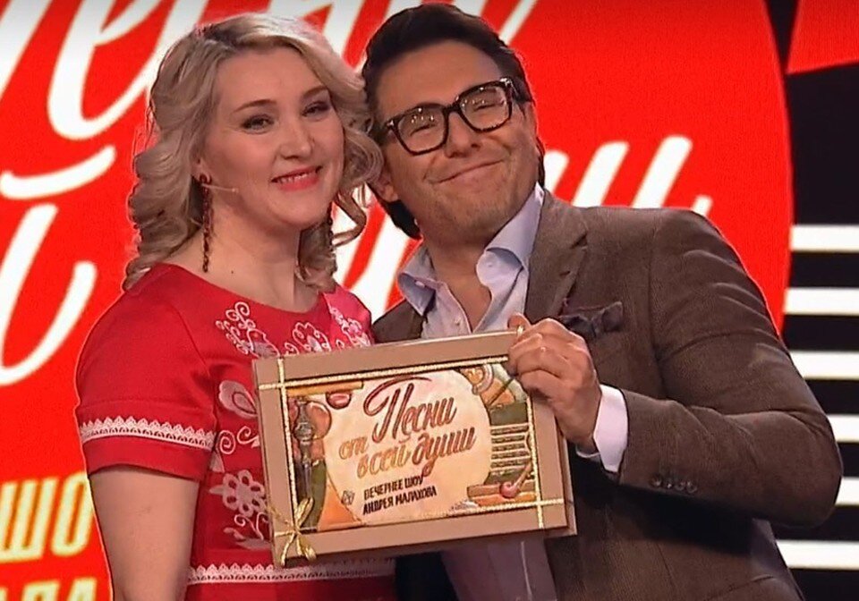     Светлана подарила Малахову сладкий презент. Фото: кадр видео телеканала «Россия» .