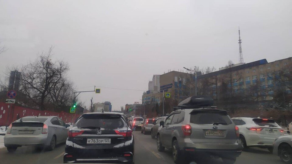     В бордовый окрашена трасса на проспекте 100-летия Владивостоку.  КП – Владивосток