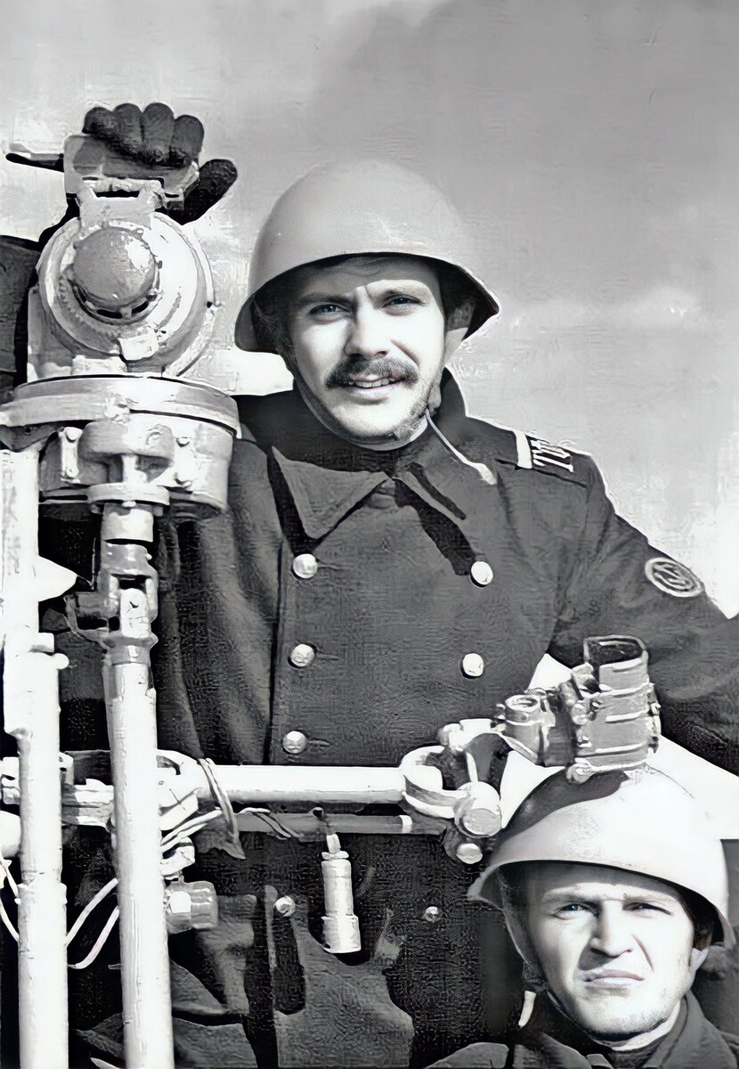 мичман криворучко 72 метра. уходим по одному если что мы геологи откуда эта фраза. карикатура геолог. геолог прикол. мичман уходим по одному если что.