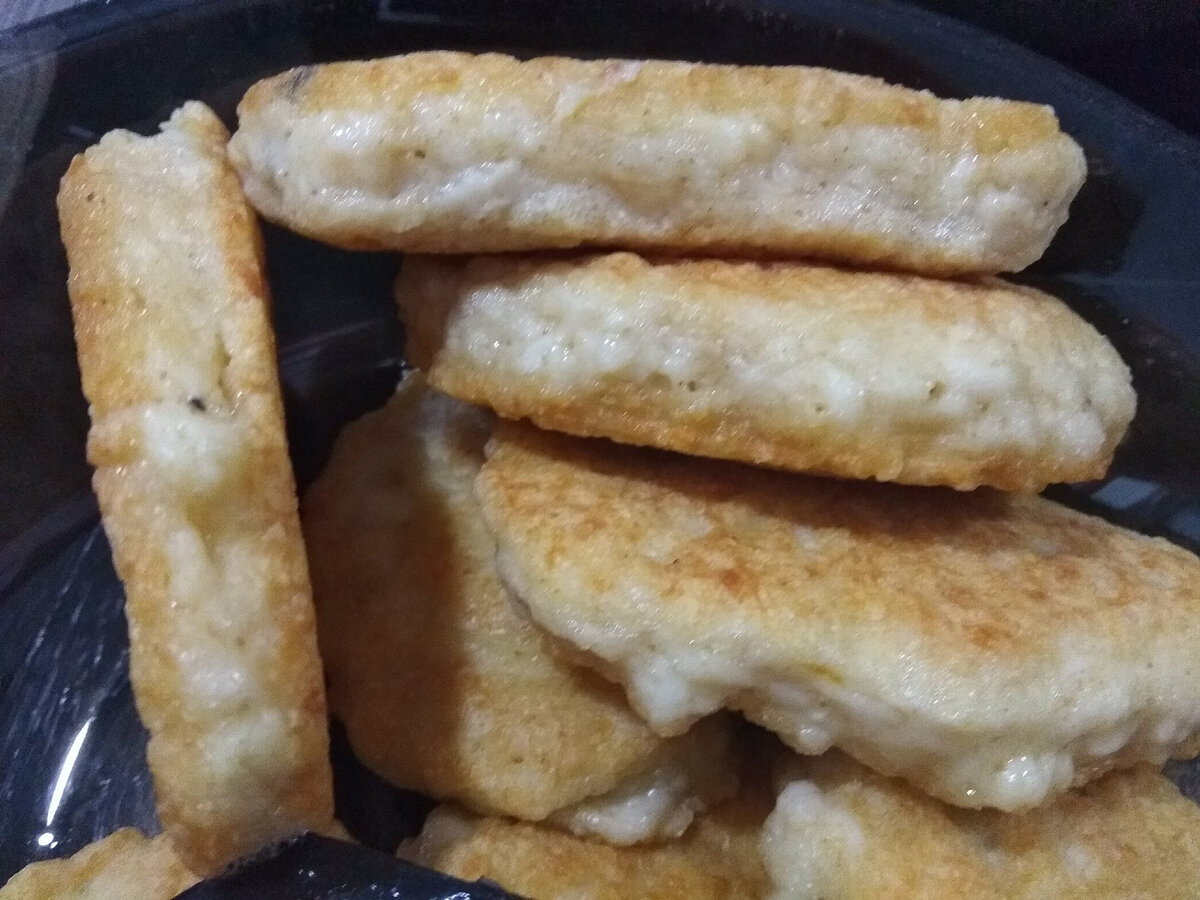 Специально "ловили в кадр" толщину мясных оладьев. Такой она получилась не от бОльшего количества смеси, а именно благодаря "секретному ингредиенту"))