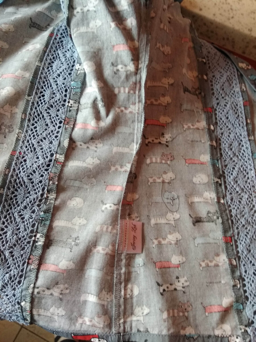 И ДА! ОН ПЕРЕКРУЧЕН!! БОКОВОЙ ШОВ ЗАУТЮЖЕН ВПРАВО НА ПРОЙМЕ И ВЛЕВО ПРИ ОБРАБОТКЕ ПРИПУСКА НИЗА. Меня бомбит, дорогие друзья...