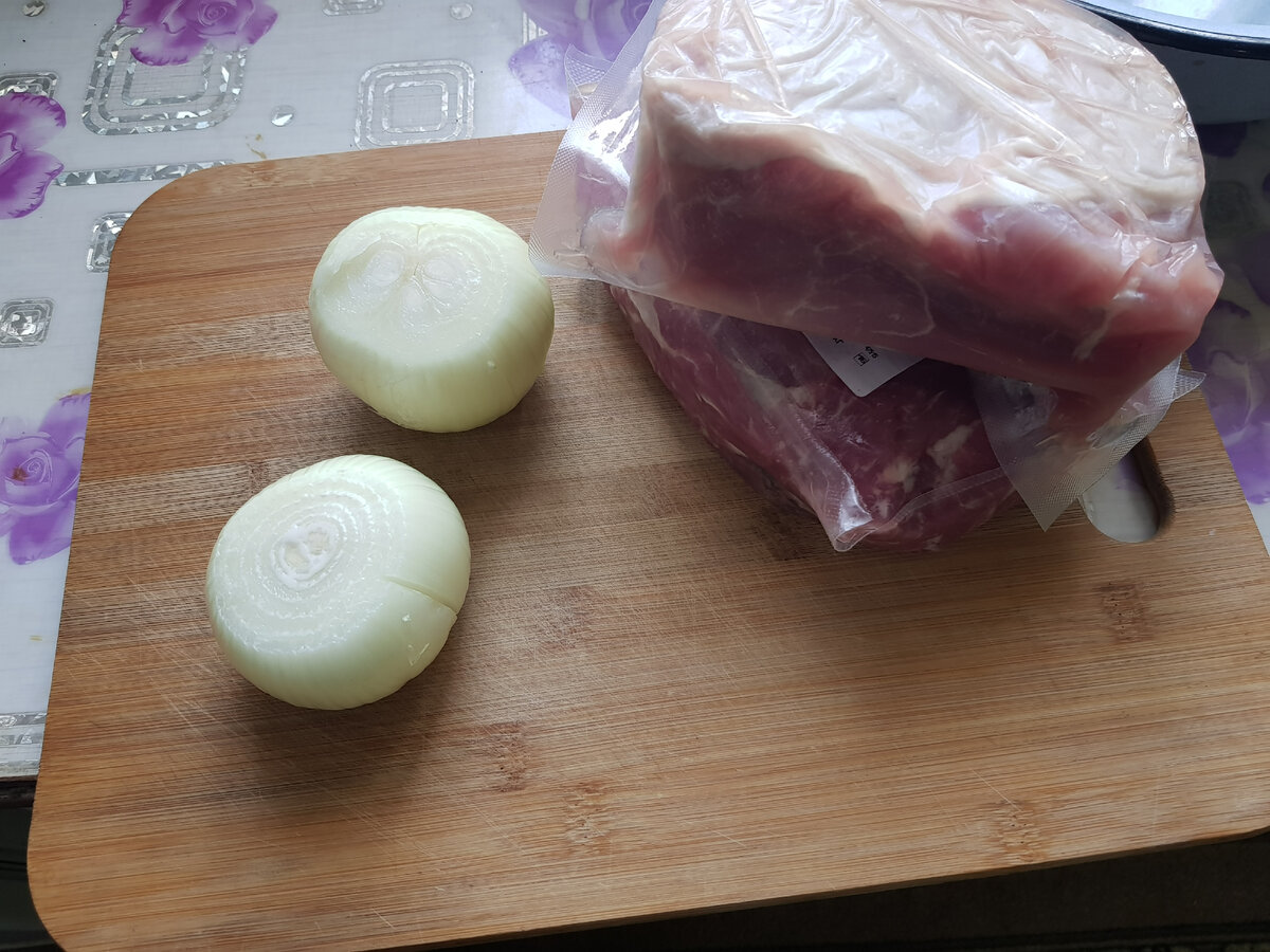 обычный лук и мясо из супермаркета