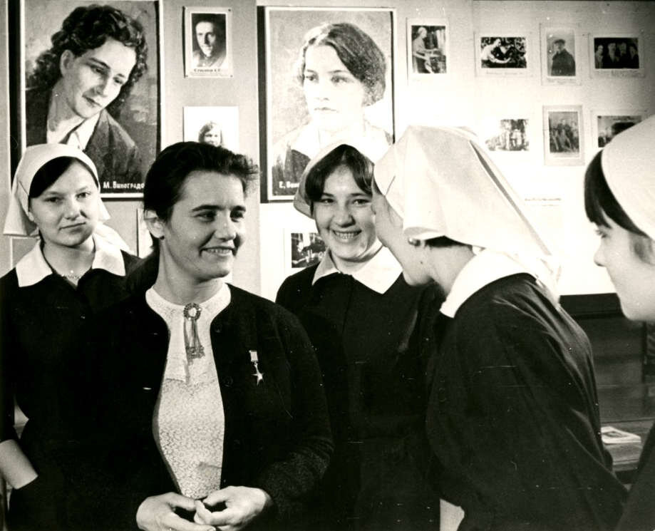 Алла Мелентьева с молодыми работницами фабрики им. Ногина. Фото 1979 г. Из фондов Ивановского государственного историко-краеведческого музея им. Д.Г. Бурылина.