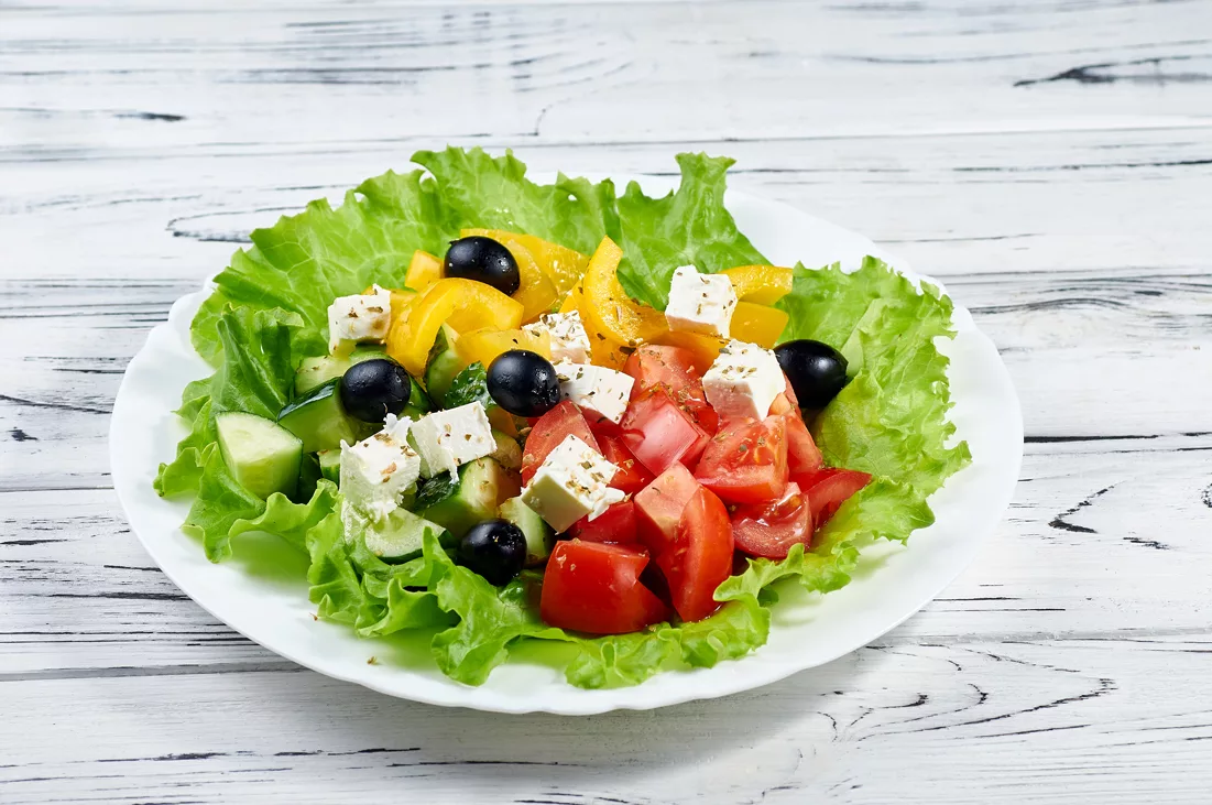 Помидор огурец оливки сыр. Greek Salad(греческий салат). Салат греческий классический с фетаксой. Салат с оливками и сыром и помидорами греческий. Брынза Греческая.