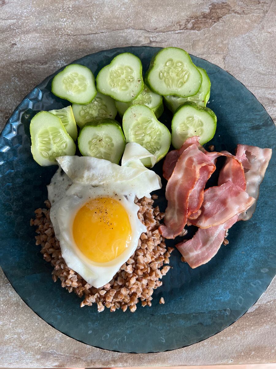 Яйцо 1 шт // гречка 150гр // огурец 1 шт // бекон 4 шт