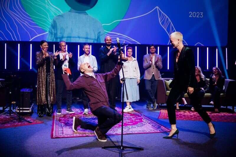 Гавриил Гордеев вручает награду Дарье Мороз