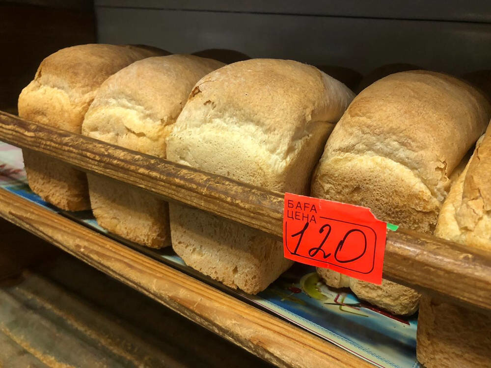 Батон подорожал на 3 рубля на сколько. Булка хлеба. Хлеб Буханка. Хлеб в магазине. Хлеб подорожал.