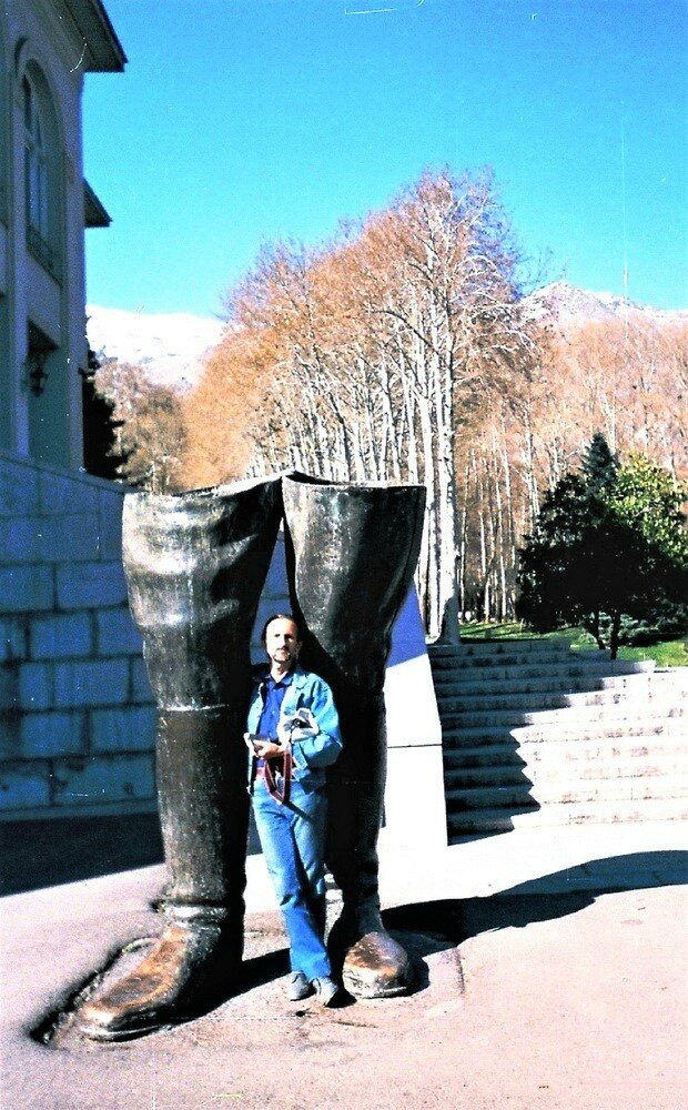 Ваш покорный слуга у ног иранского шаха.