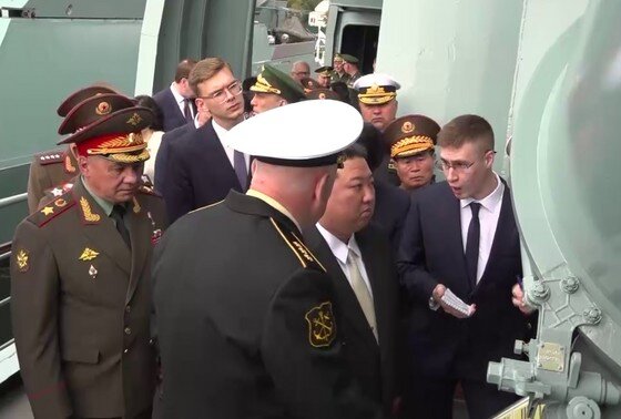    Лидер КНДР Ким Чен Ын и Министр обороны РФ Сергей Шойгу прибыли на фрегат Тихоокеанского флота «Маршал Шапошников» во Владивостоке