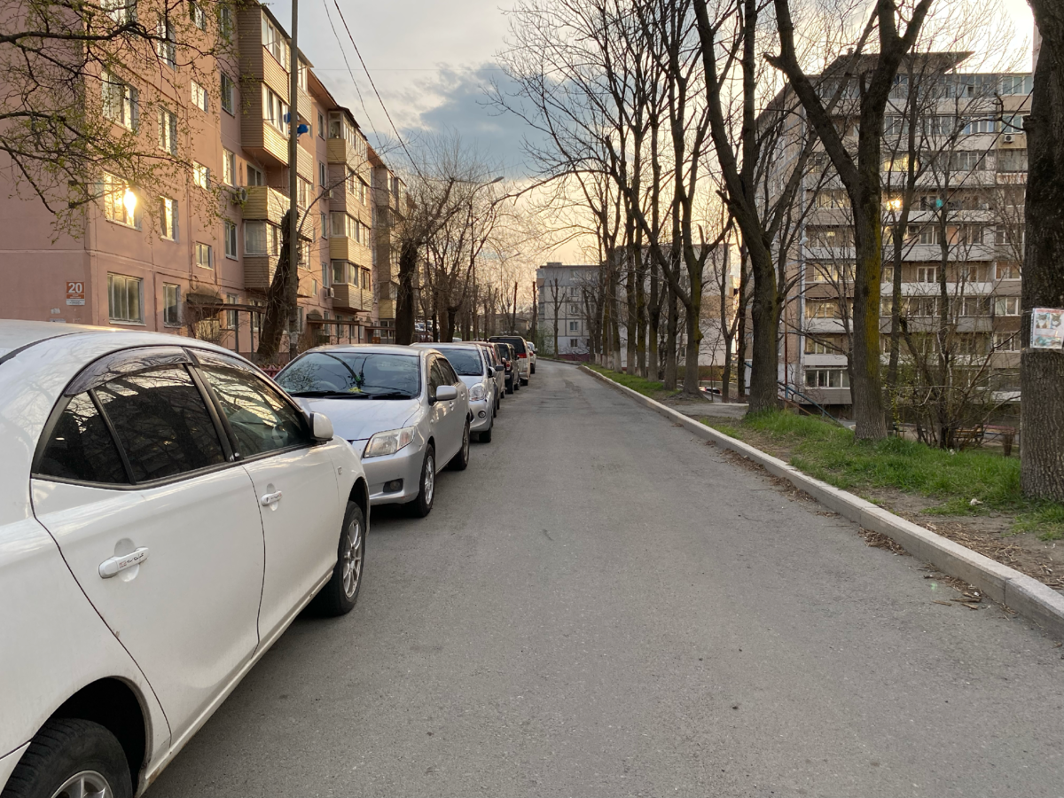 Разметки для парковки автомобилей во дворах жилых домов. Двор без машин проект цодд. Стоянка для пожарной техники во дворах. Проезд во дворе. Внутридворовой шлагбаум во дворе.
