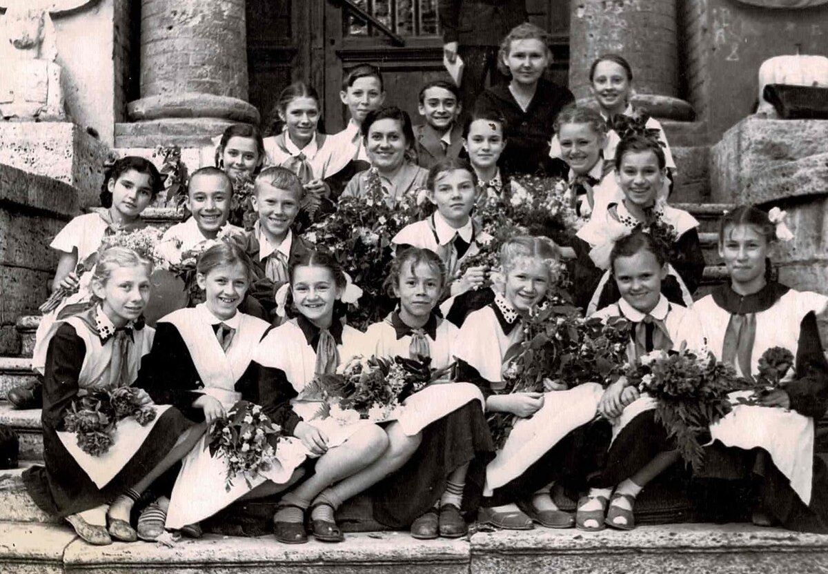 К.А. Чекменева с учениками пятигорской школы № 8. 1960-е годы.