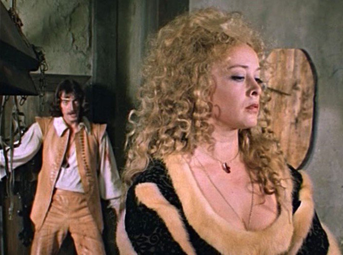 На роль Миледи была приглашена актриса Елена Соловей, но та категорически отказалась по причине беременности — она ожидала 2-го малыша, мальчика. Маргарита Терехова, которую пригласили на замену Соловей, также оказалась в положении, но… из-за роли в картине оборвала беременность. По причине этого актриса категорически отказалась от съемок верхом и садилась на лошадь лишь только в крупных планах.