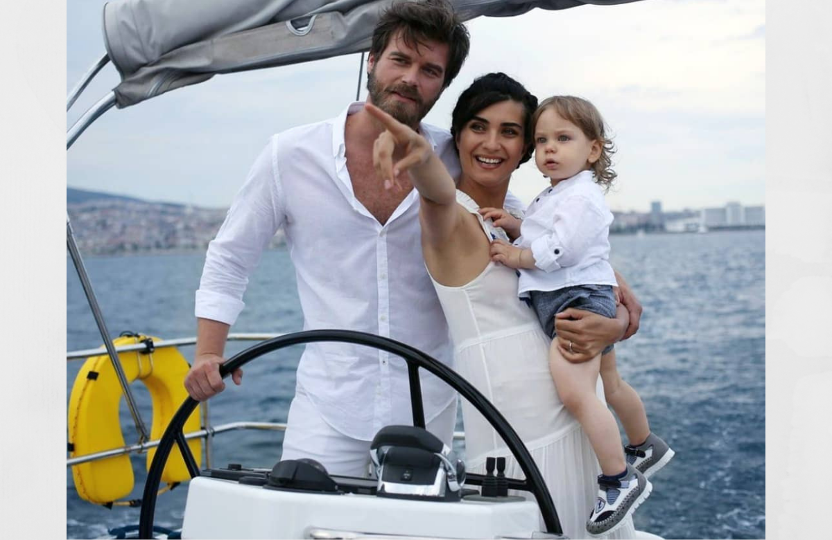 На фото кадр из сериала "Отважный и красавица", в главных ролях Кыванч Татлытуг и Туба Бюйюкюстюн