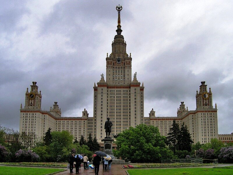 Помнится,  в далекой веселой молодости случился у меня такой забавный случай.  Пригласили меня как-то на день рождения. Подруга моя встречалась тогда с аспирантом, который жил в общаге в главном здании МГУ. В самой высотке на жутко высоком   этаже. Не помню точно на каком, помню, что очень высоко… Парень этот родом был из города Шевченко, а его друг не знаю откуда. Я, в общем,  и не интересовалась особенно, просто не получилось как-то… Так как день рождения тоже не слишком-то удался.  
