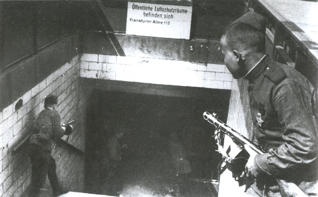 Советские солдаты  у входа на станцию Берлинского метро