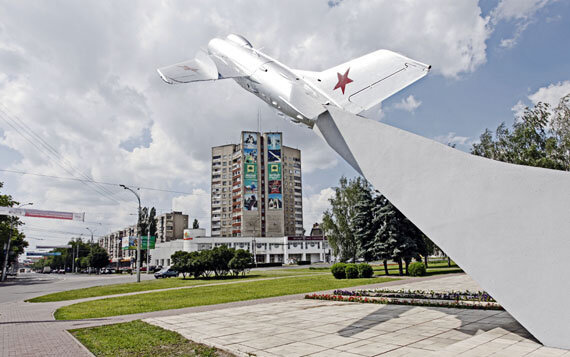 на заднем плане ЗАГС