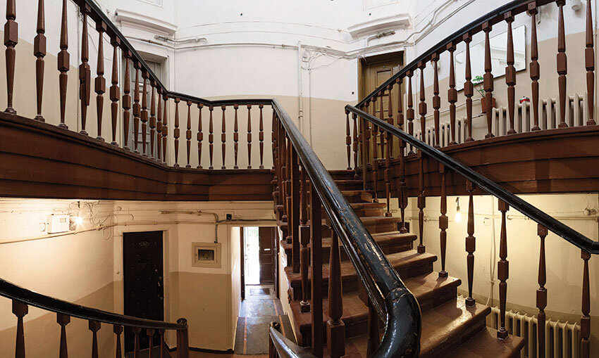 Парадная дома в жилмассиве завода «Большевик» на улице Седова. Фотографии Ивана Чарина