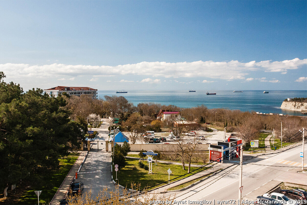 2. Таким вот видом встретило нас первое утро в городе с балкона нашего номера. Про отель после расскажу отдельно. А бухта, вид на которую открывается с балкона, называется Рыбацкой (кстати, это версия карт Гугл, Яндекс-карты считают бухту Голубой).

