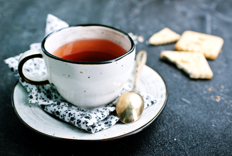 При похудении показан больше зеленый чай, нежели черный. При регулярном употреблении зеленого чая в организме снижается уровень глюкозы, улучшается тонус кожи. Зеленый чай показан также для профилактики мочекаменных заболеваний. 
