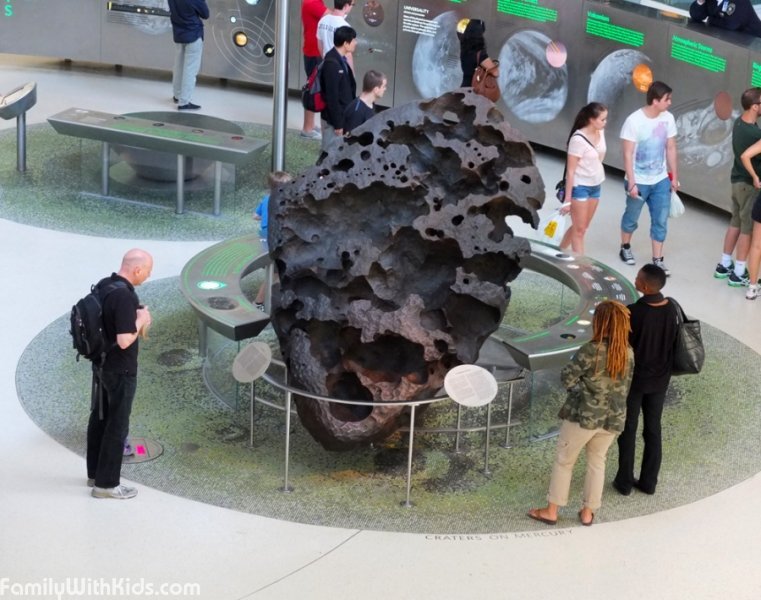 Уилламетт железно-никелевый метеорит.Метеорит весит более 15,5 тонн