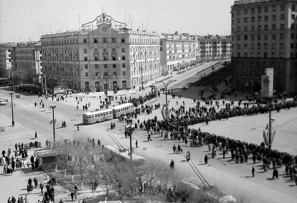 Площадь Революции, фото - https://yandex.ru/images/search?cbir_id=2493011%2FFopBDbpergJVdvppYNFgfQ&cbird=5&clid=2220366&rpt=imageview&redircnt=1580023994.1
