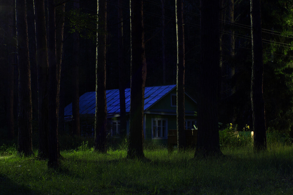 Лагерь ночь ужасов. Домик в лесу ночью летом. Домик в ночном лесу. Дом в лесу ночью. Дом в лесу ночью летом.