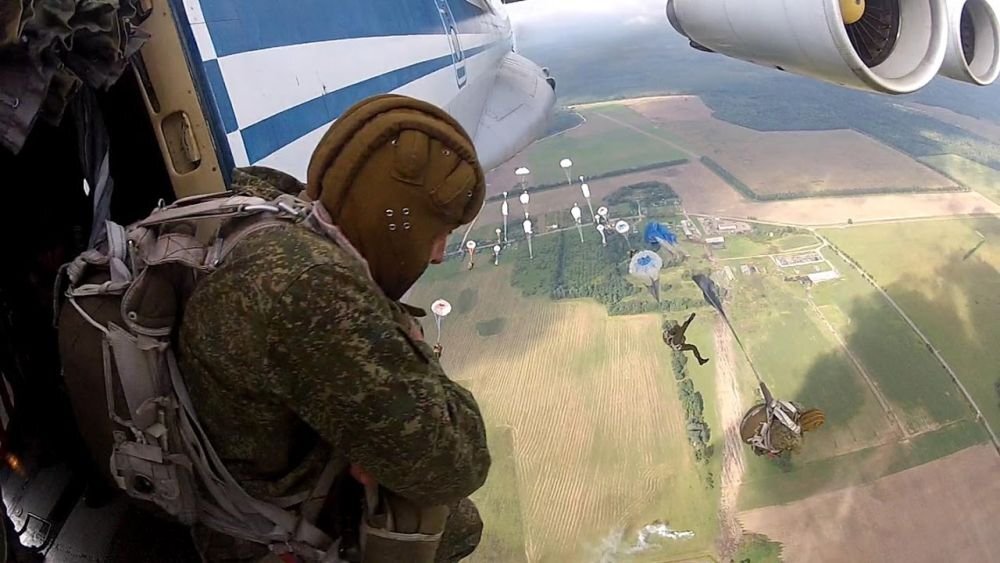 Десантирование войск ВДВ на полигоне в Крыму. Фото: Newc.info.  