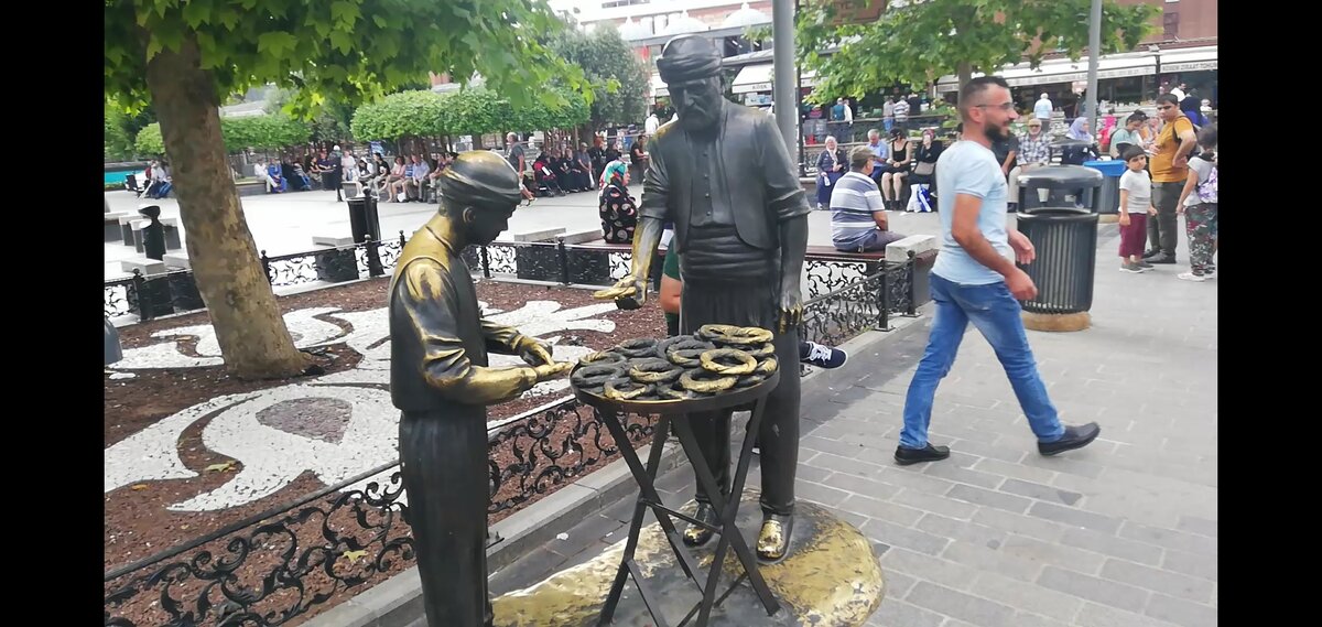 Памятник "симиту"  в цетре Стамбула. 