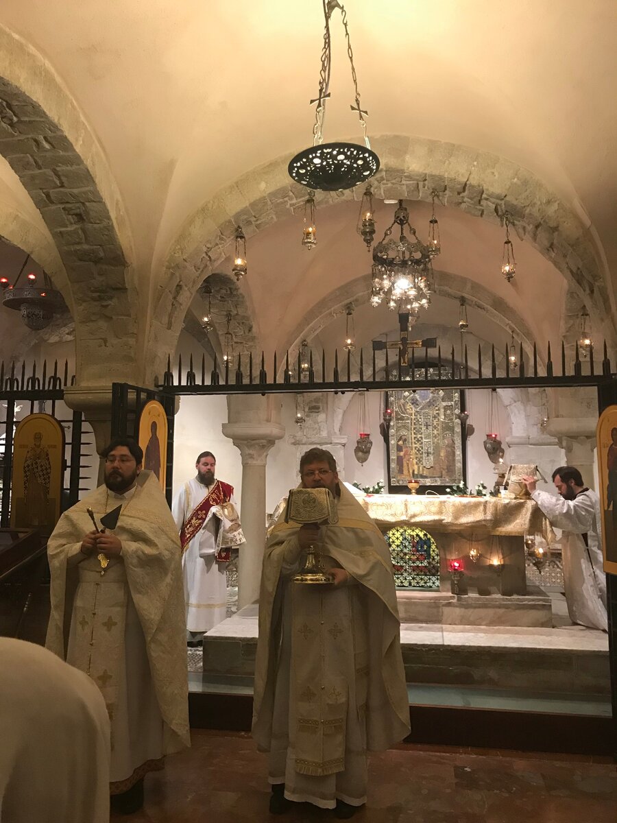 Базилика Святого Николая Чудотворца в городе Бари на юге Италии. Православная служба в крипте базилики.  