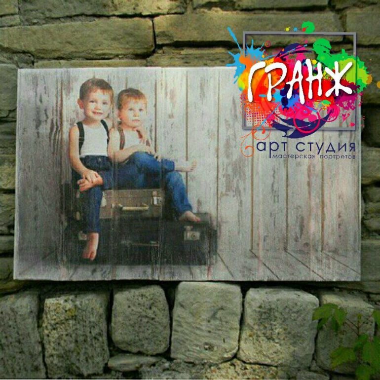 Цветное изображение на дереве