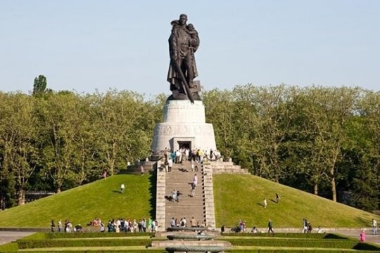 Величественный памятник Воину-освободителю возвышается в берлинском Трептов-парке. Какие в нем заложены Символы? – Опущен Русский Меч мщения. Явно напоминается Вечное: «Кто с мечом к нам придет, от меча и погибнет!» - фашистская Германия от Русского Меча и погибла. А к плечу русского солдата прижалась местная девочка – ей продолжать поствоенное потомство Германии и всей Европы. Фото от Politikus.ru