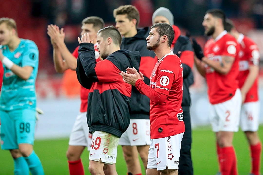 Спартаковцы благодарят своих болельщиков за поддержку. Фото официального сайта ФК Спартак Москва.