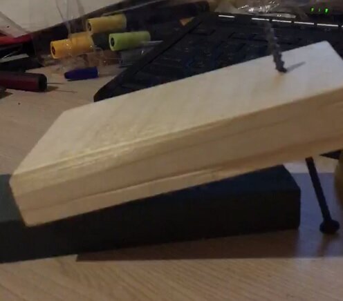 Вкручиваем саморез.