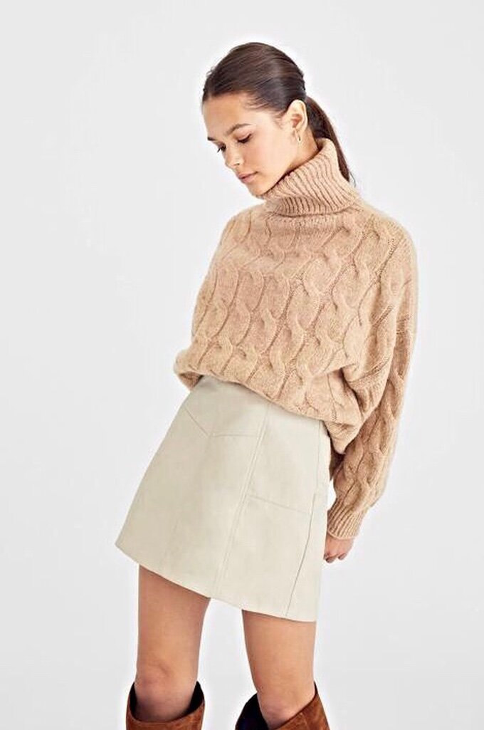 Свитер верблюжьего цвета. Фото: stradivarius.com