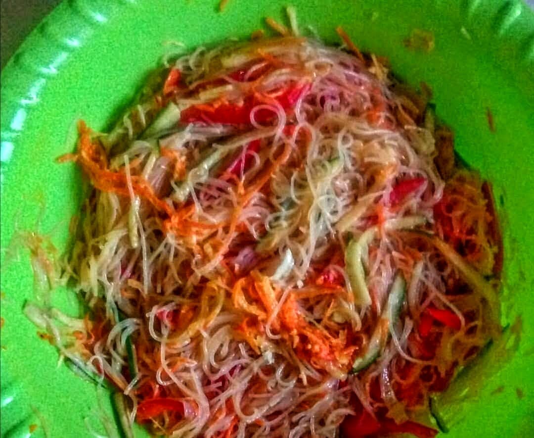 Фунчоза с овощами. Фунчоза с копченой колбасой. Салат с фунчозой и колбасой. Фунчоза с копченой колбасой. Салат с фунчозой и колбасой и огурцом.