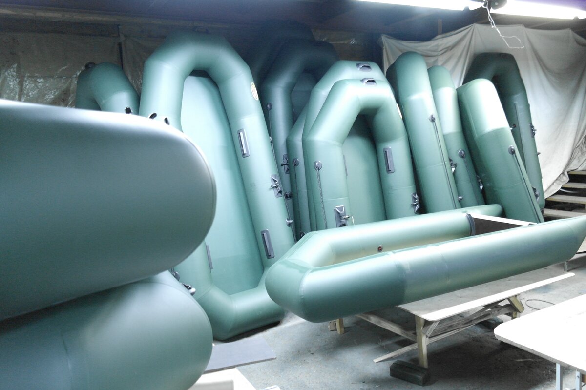 фото из архива 2014 года, выпущенные лодки проверяются в накаченном состоянии сутки, а запаковываться будут только на следующий день, после успешной проверки на стравку воздуха. Можно разглядеть Гелиос 27, Гелиос 22, и Гелиос 28МС (лежит на столе, пока еще без дна).