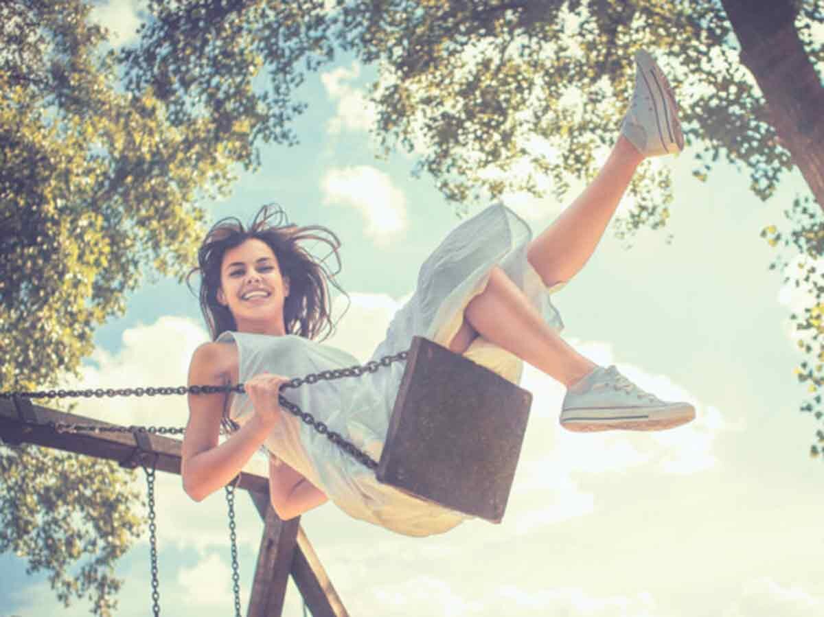 Дети качаются на качелях. Девочка качается на качелях. Девушка на качелях арт. Парень и девушка на качелях. Качели в живописи.