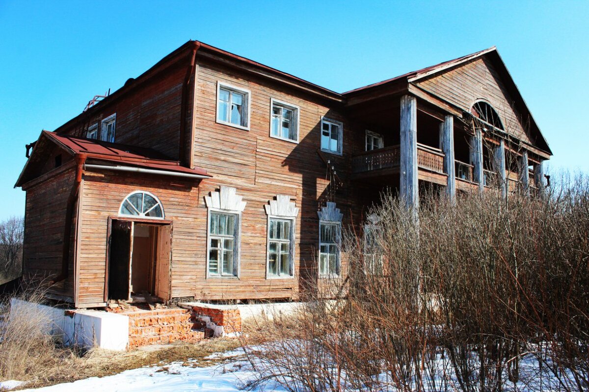 Со стороны входа все зарастает кустами.