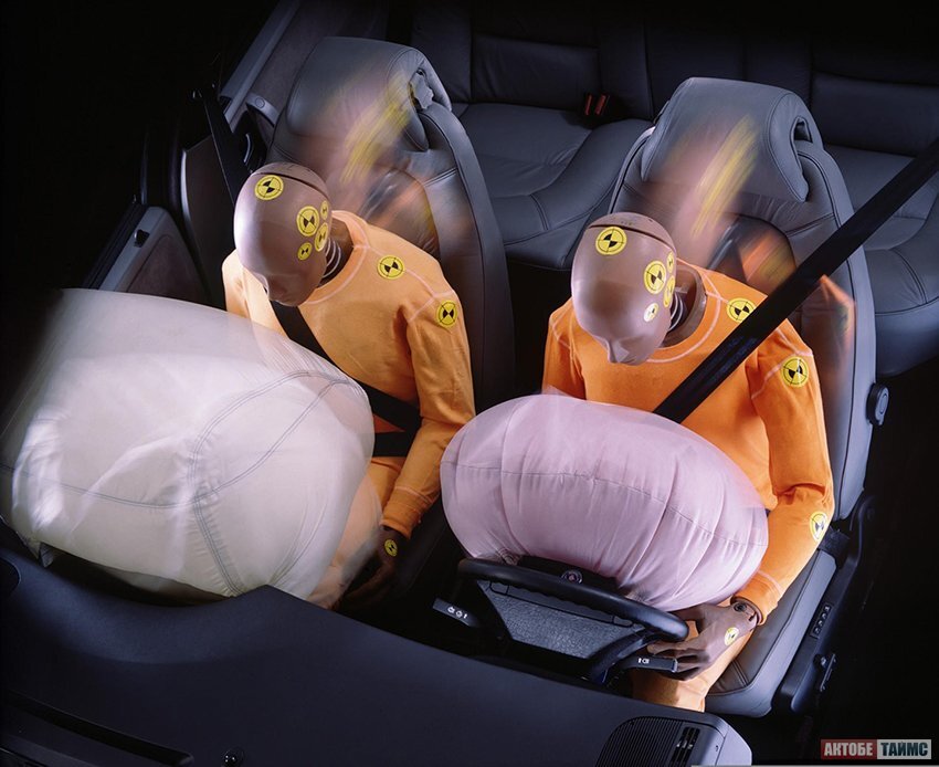 Это может быть авария или резкое торможение, когда олень врезается в дорогу. Лыжи, уложенные в багажник и уложенные на сложенные спинки задних сидений, вылетают вперед, ударяя экипаж.