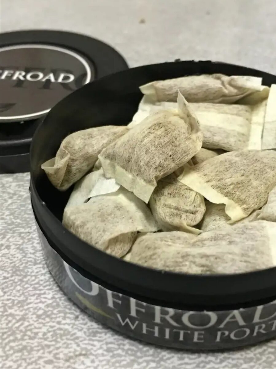 Снюс – бездымный табачный продукт, который выпускается в разных формах и применяется как жевательный табак. Его в виде порционных пакетиков или рассыпного табака помещают между десной и верхней (иногда нижней) губой на 5 – 30 минут для того, чтобы никотин всасывался в кровь и поступал в организм, минуя гортань и легкие. Это вещество не является только табаком. В его состав входит табак, вода как увлажнитель, сода для усиления вкуса и соль или сахар как консервант. В некоторые смеси для дополнительного аромата добавляют эфирные масла листья других трав, кусочки ягод и фруктов.