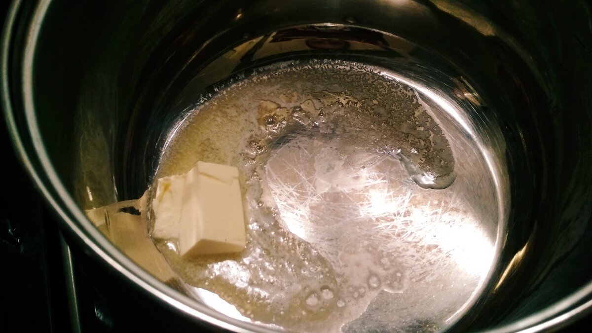 В кастрюлю добавляем растительное или сливочное масло.