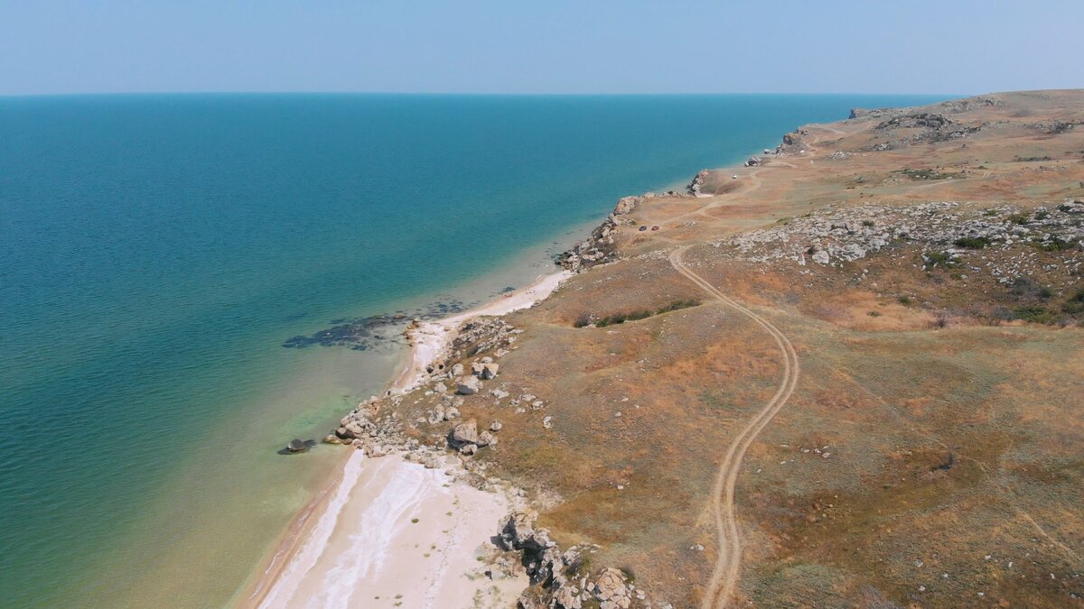Генеральские пляжи, вид сверху. Видны множество бухт, где можно спокойно отдохнуть на пляже.