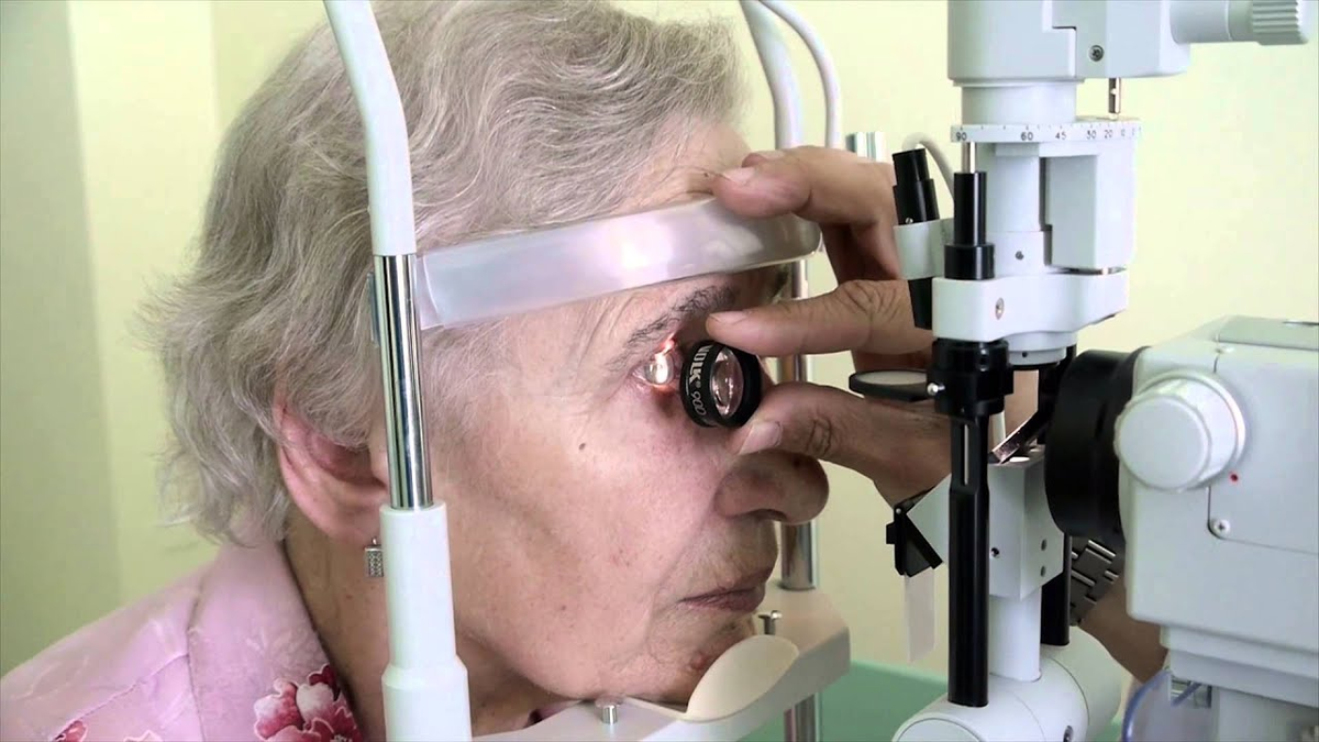 Удаление катаракты clinicaspectr ru. Аппарат для осмотра глазного дна. Прибор для изучения глазного дна. Глаза пожилого человека. Пожилой человек у офтальмолога.