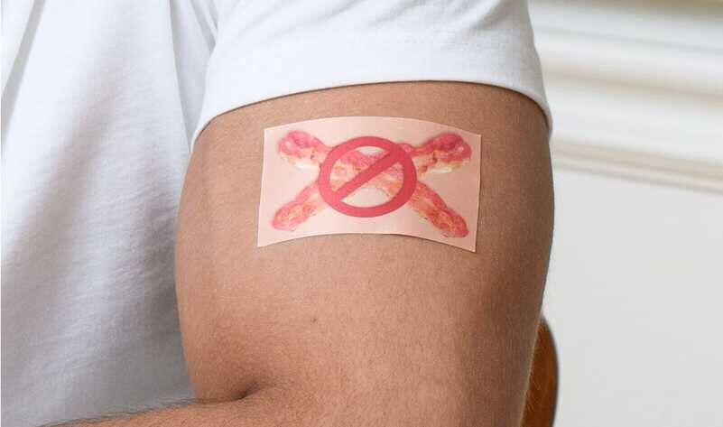 Чарльз Спенс из Оксфордского университета объединился с вегетарианским брендом Strong Roots, чтобы создать пластырь, помогающий людям снизить тягу к мясу.