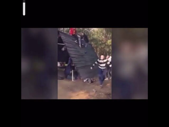 Неизвестная женщина заходит в палатку