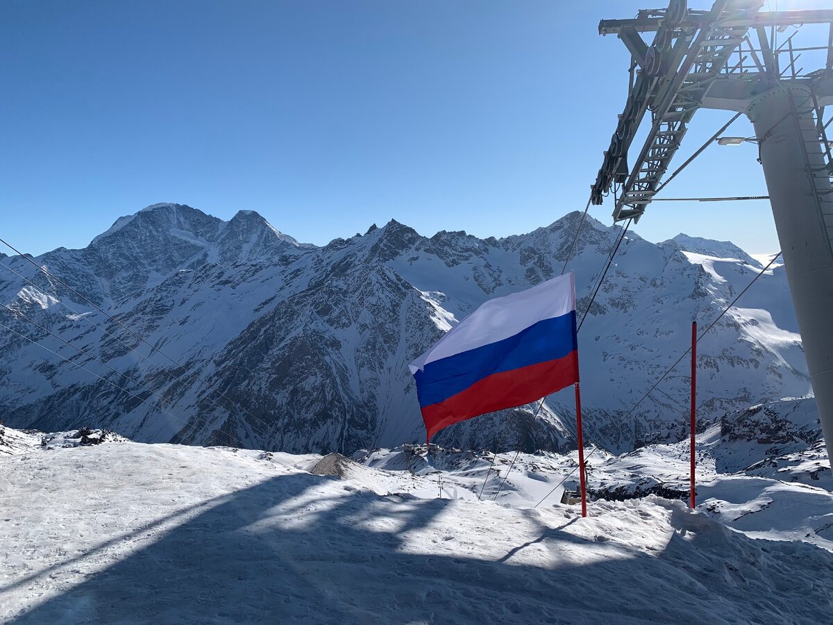 Российский флаг на высоте 3800 метров над уровнем моря